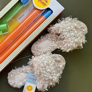NWT Girls Fuzzy Fur Pearl Slides & Sidewalk Chalk Holder ☀️